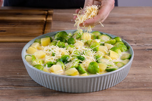 Rosenkohlauflauf mit Käse bestreuen