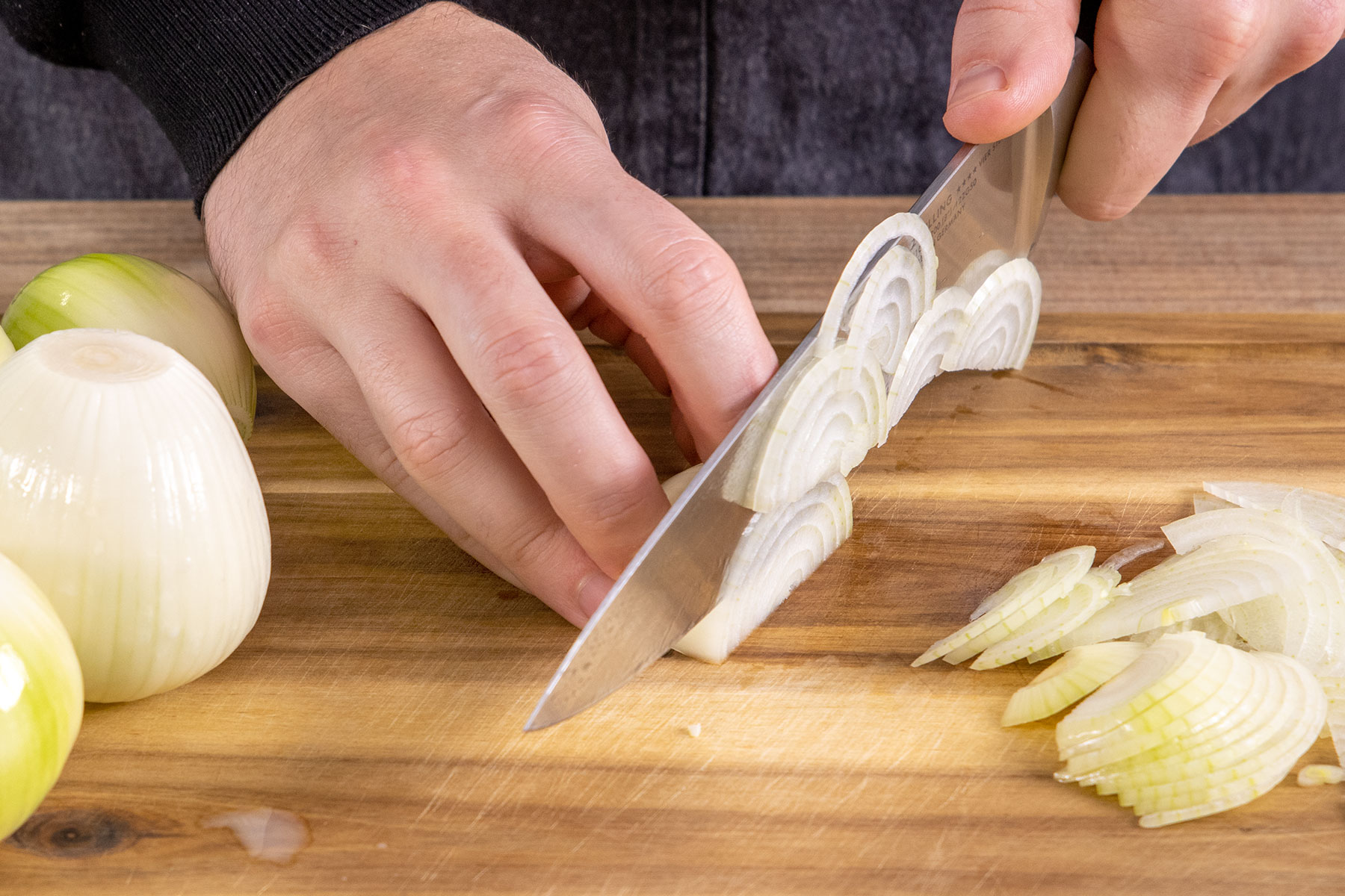 Zwiebeln für die Zwiebelkuchenfüllung schneiden