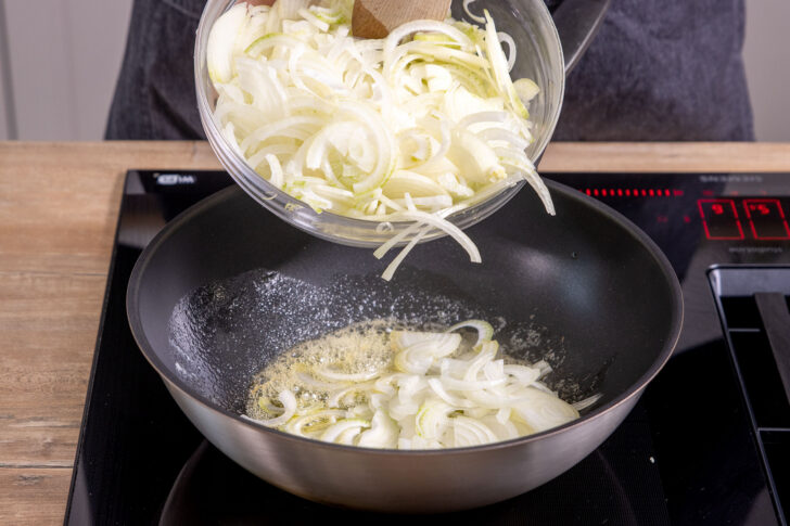 Zwiebelstreifen andünsten