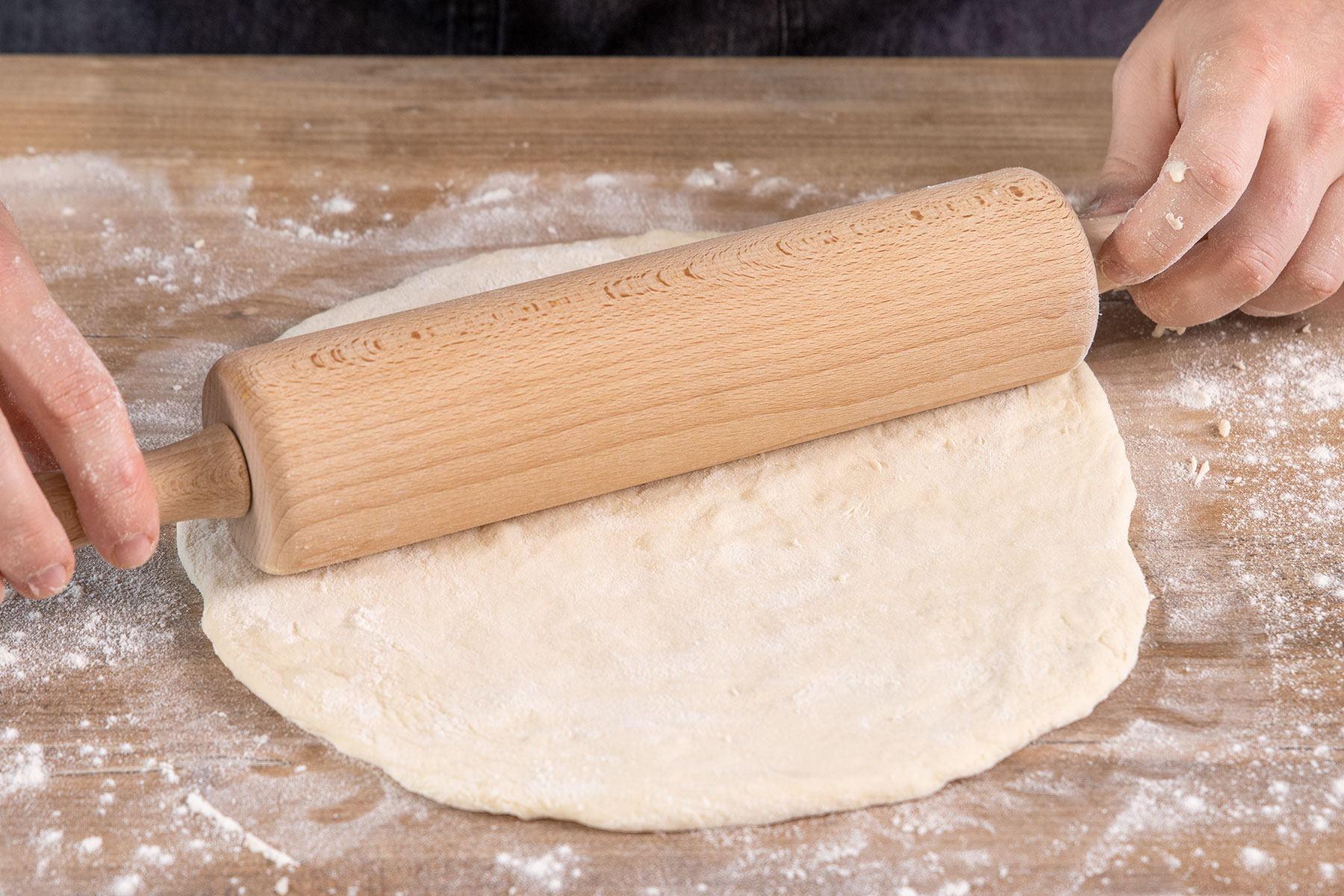 Teig für den Zwiebelkuchen ausrollen
