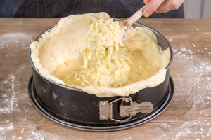Zwiebelmischung in die Springform geben
