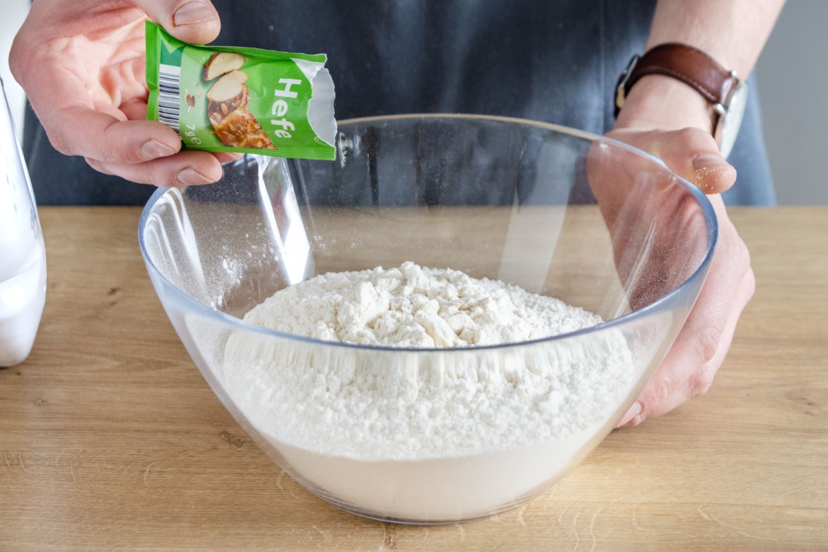 Einfaches Weißbrot mit Hefe selber backen | Rezepte - eat.de