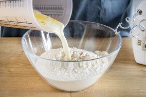 Öl-Milch-Mischung in die Schüssel gießen