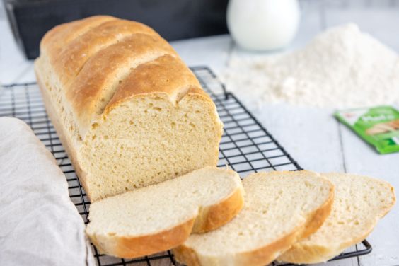 Einfaches Weißbrot mit Hefe selber backen | Rezepte - eat.de