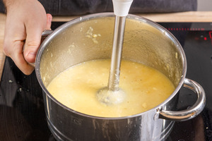 Weiße Patisson-Kürbissuppe pürieren