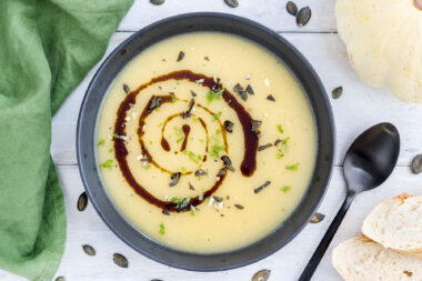 Weiße Patisson-Kürbissuppe