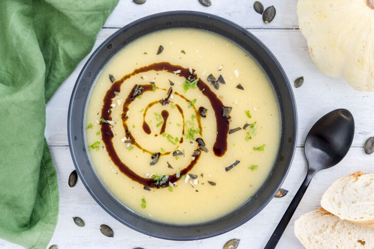 Weiße Patisson-Kürbissuppe