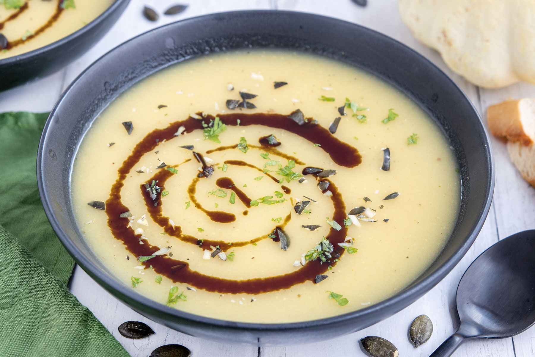 Weiße Patisson-Kürbissuppe