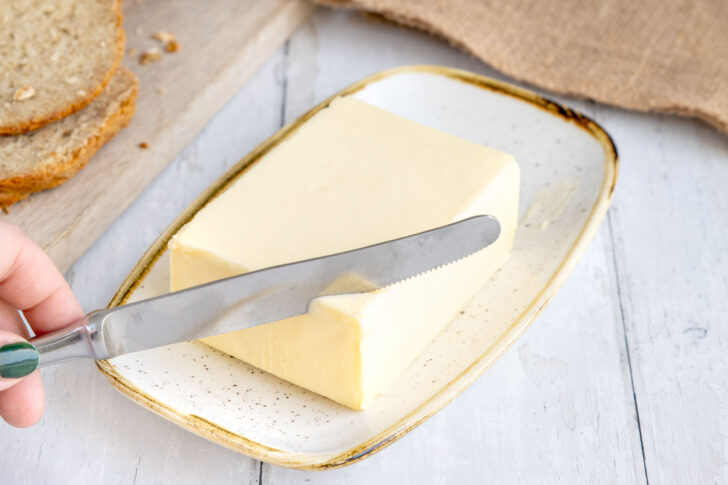 Butter für ideale Temperatur beim Braten von Pfannkuchen