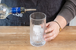 Wodka ins Glas gießen