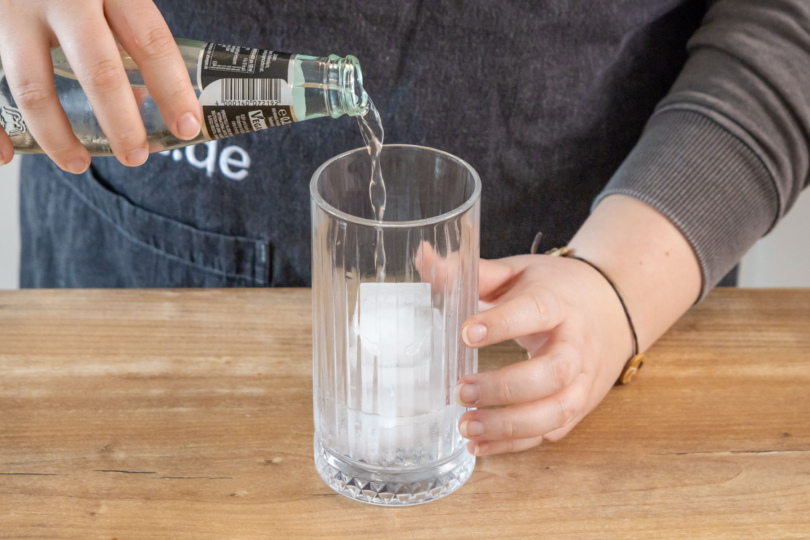 Soda Water ins Glas gießen