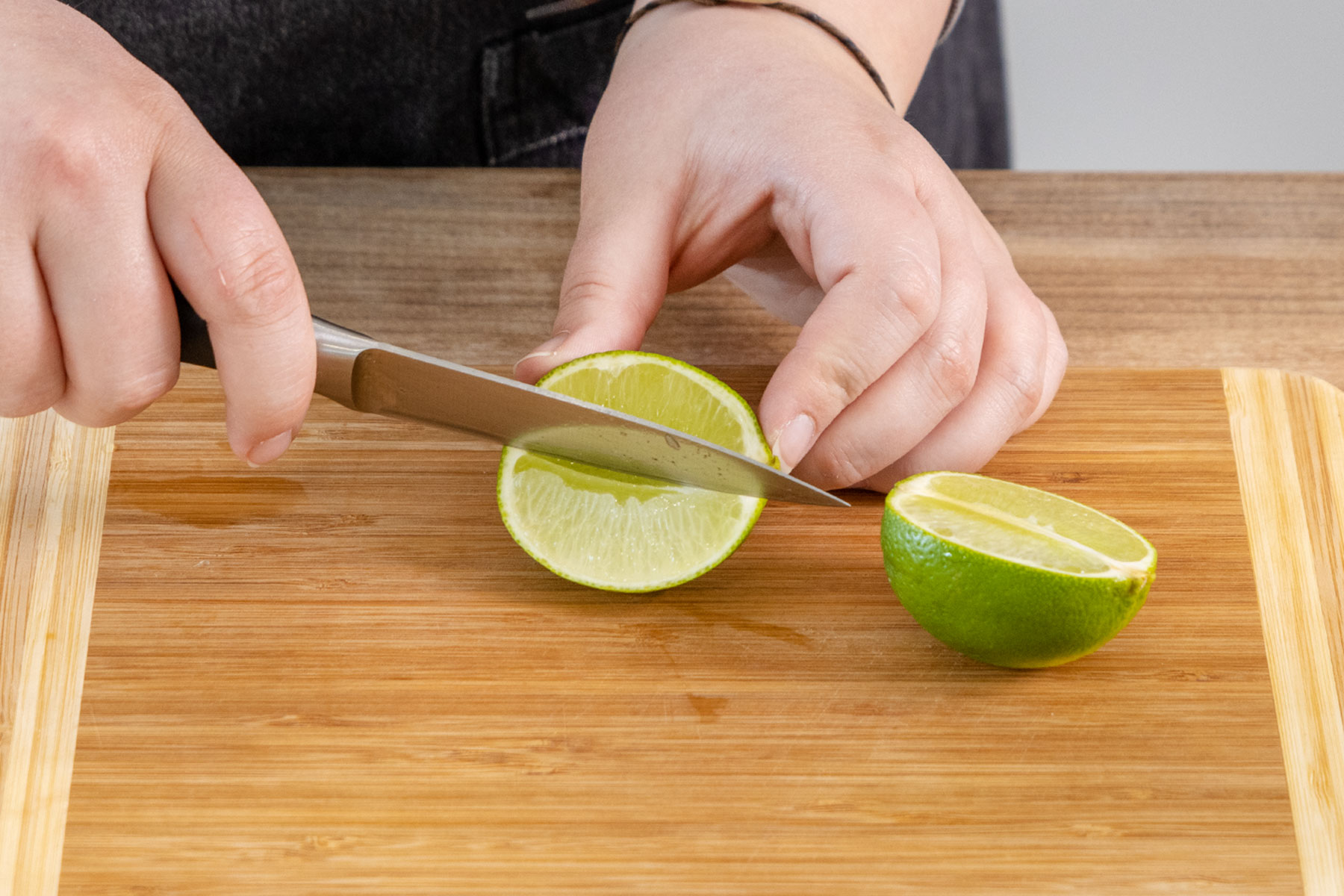 Limette in Spalten schneiden