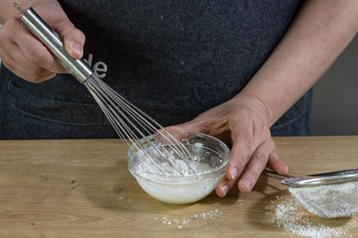 Zuckerguss anrühren
