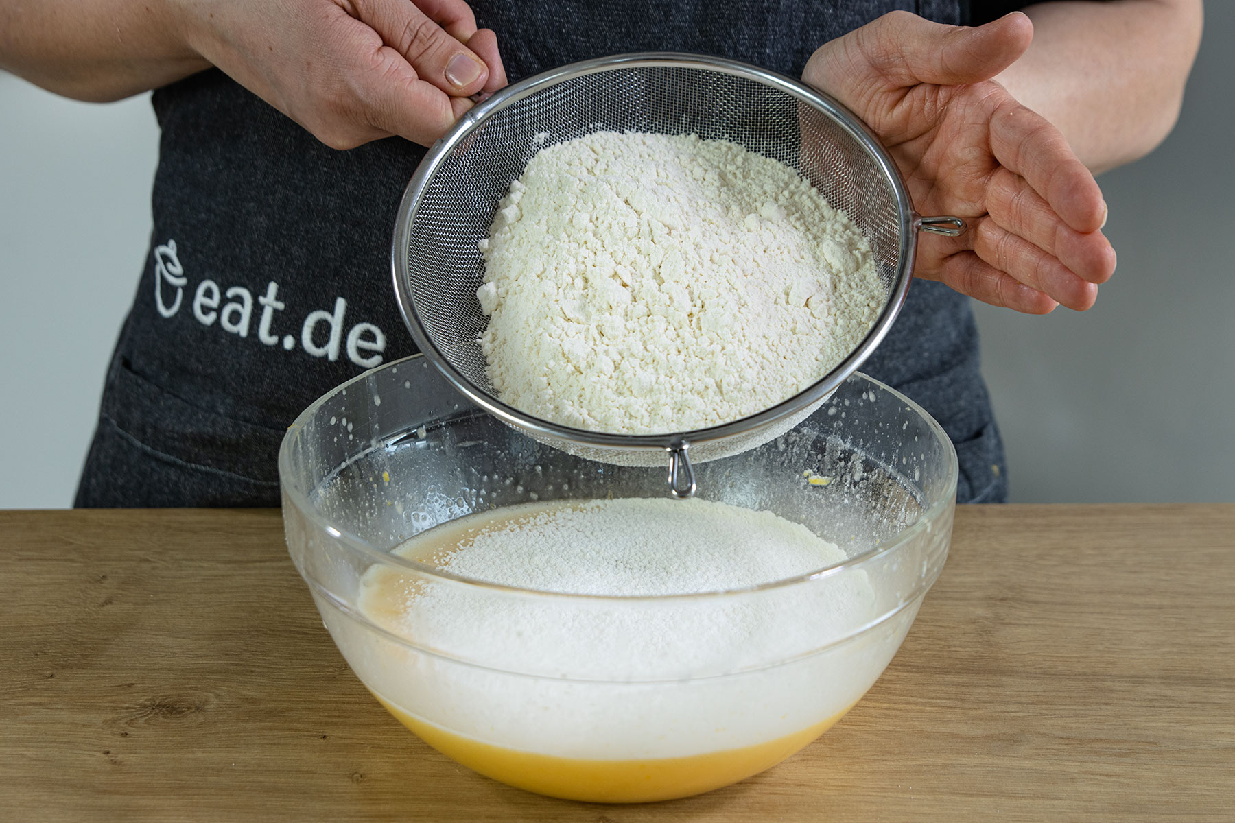 Mehl und Salz dazugeben