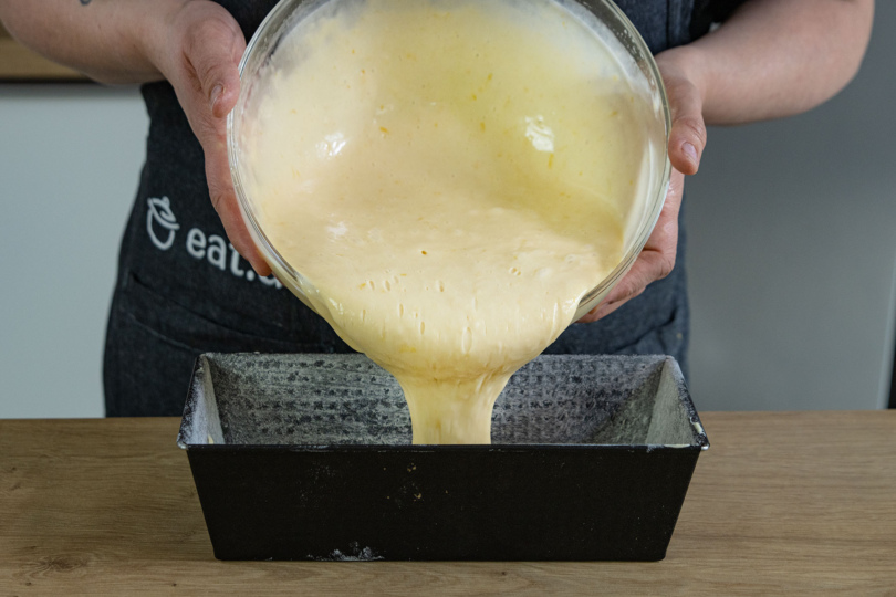 saftigen Zitronenkuchen-Teig in Kastenform geben