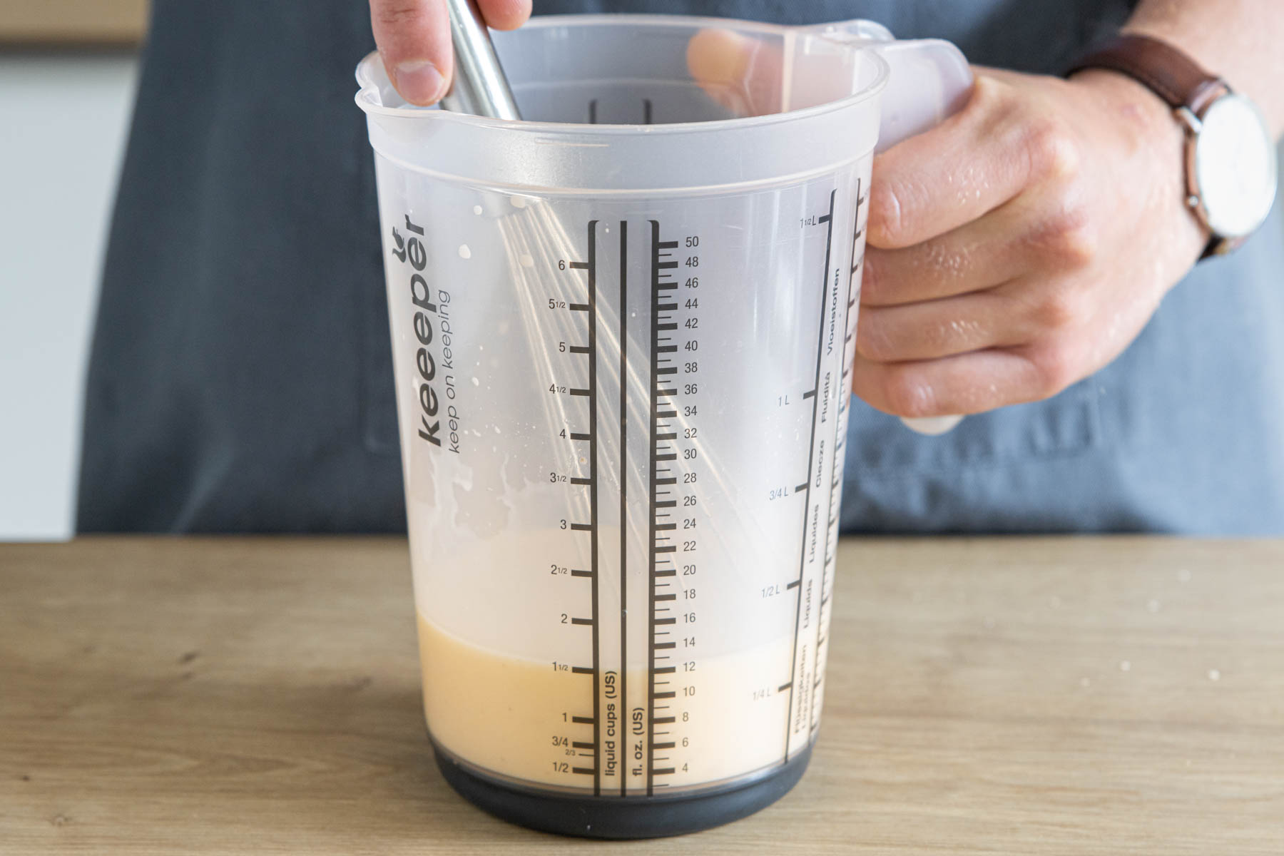 Milch und Eier verquirlen
