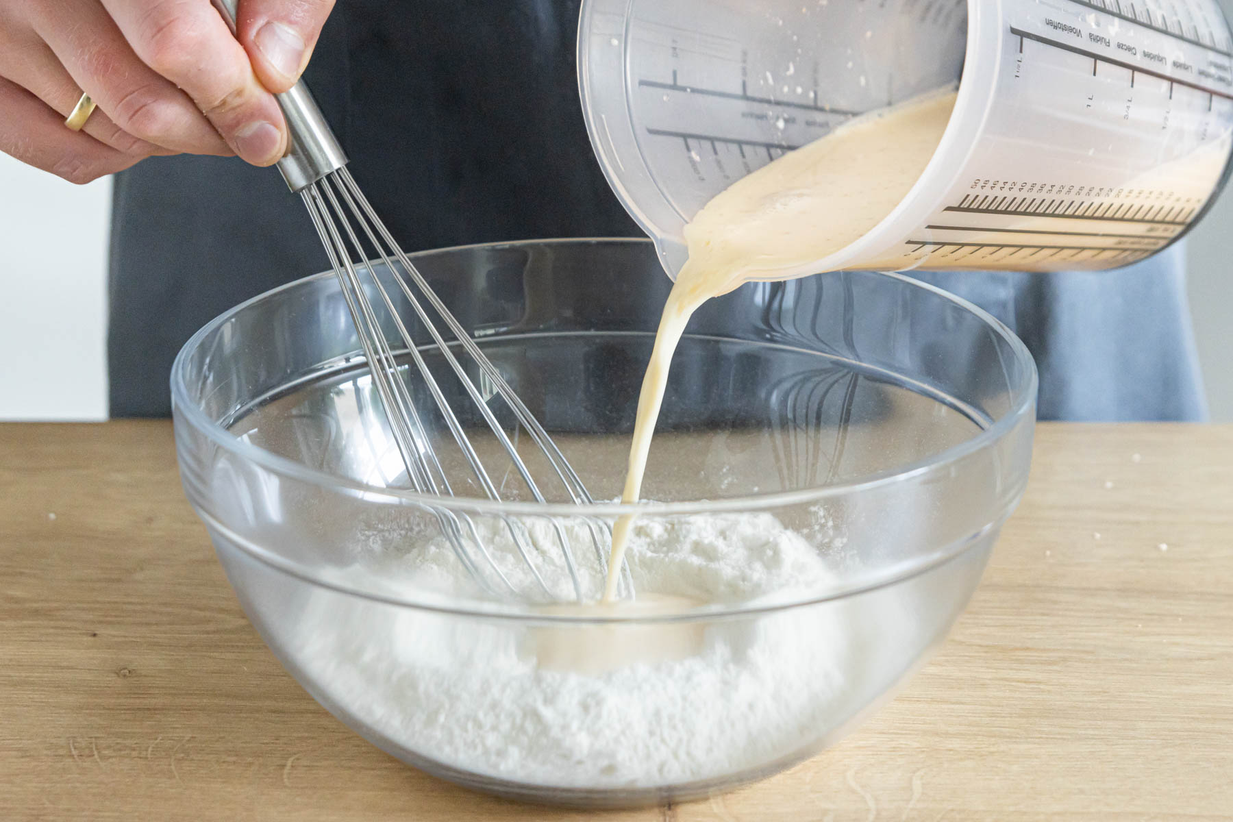 Pfannkuchenteig anrühren