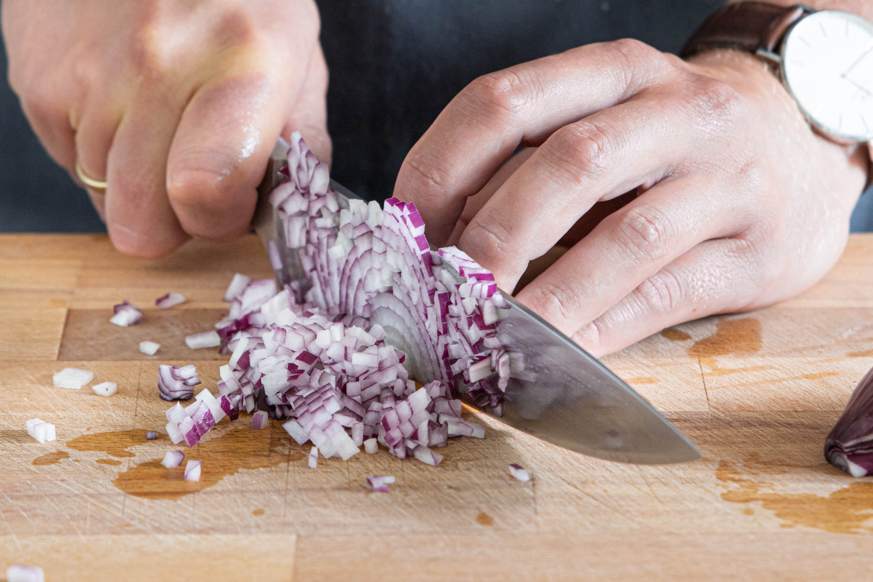 Zwiebeln und Knoblauch fein würfeln