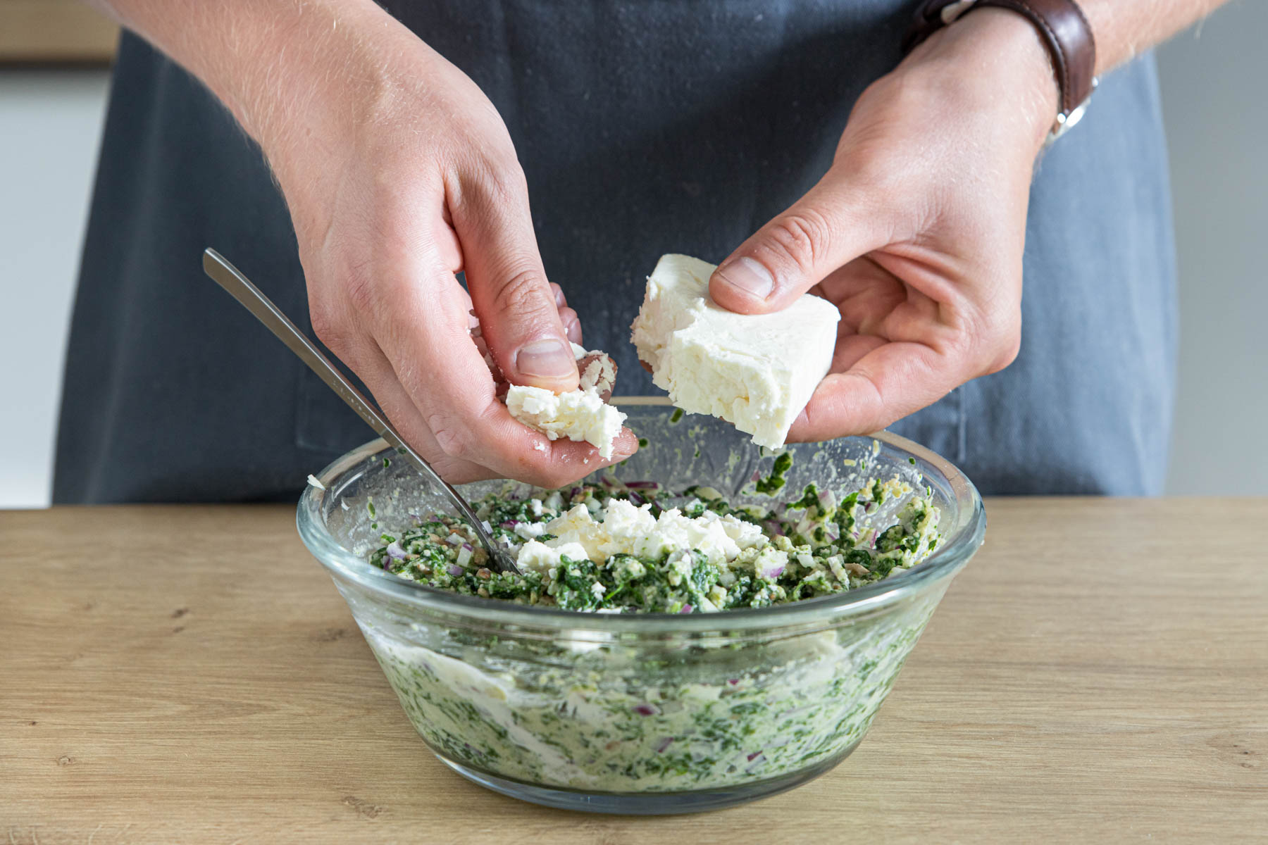 Feta zur Spinatfüllung geben