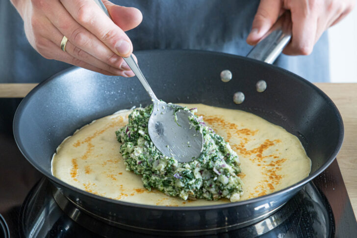 Pfannkuchen mit Spinat füllen