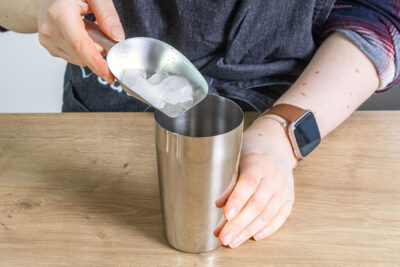 Eiswürfel in Shaker geben