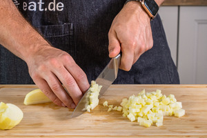 Apfel in kleine Würfel schneiden