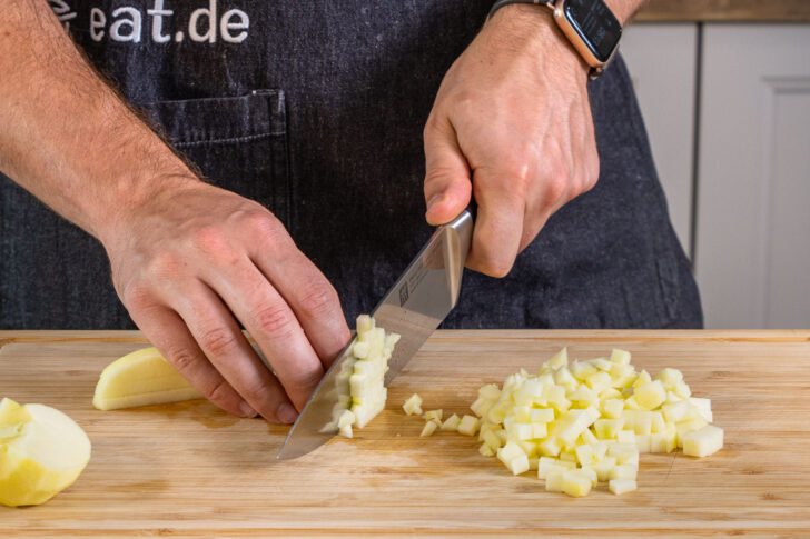 Apfel in kleine Würfel schneiden