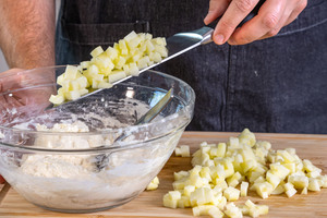 Apfel zum Teig geben