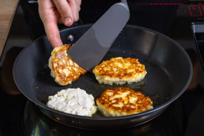 Apfelküchlein mit Quark anbraten