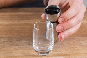 Kaffelikör in ein Glas geben