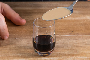 Sahnelikör in das Glas geben
