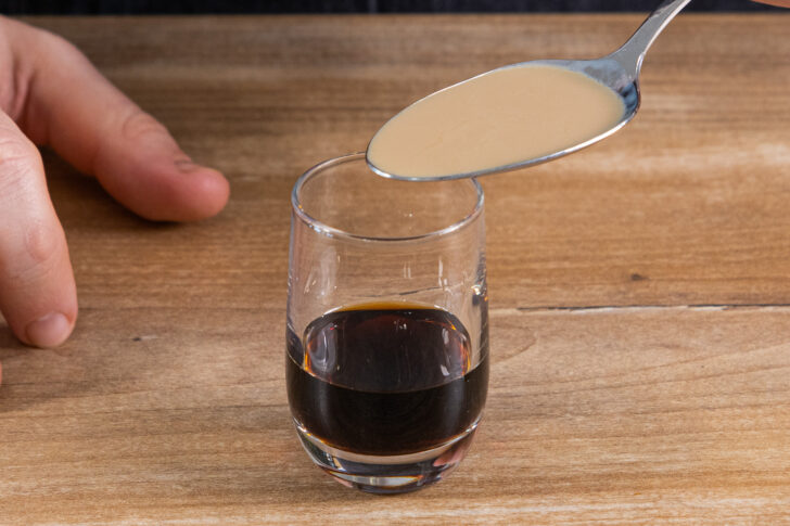 Sahnelikör in das Glas geben
