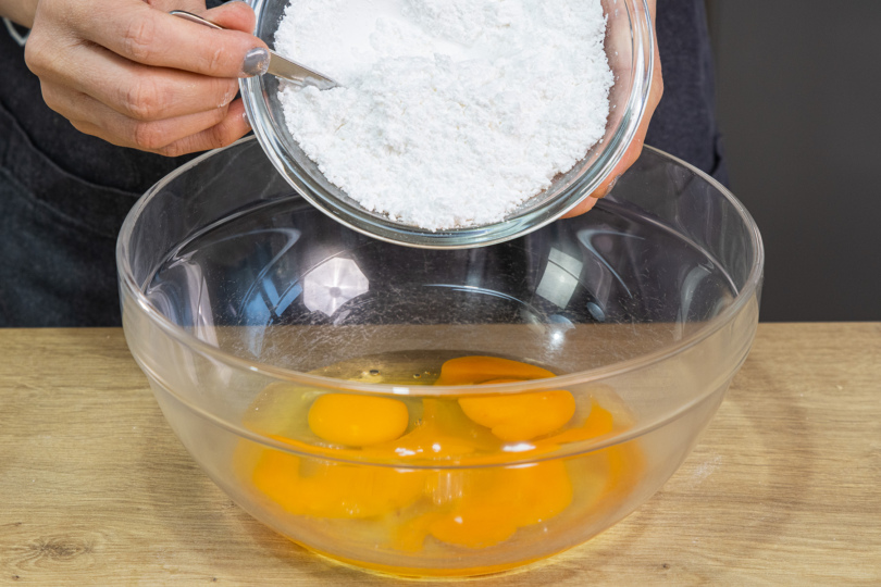 Eier, Vanillezucker und Puderzucker in eine Schüssel geben