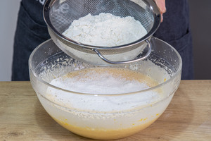 Mehl, Puddingpulver und Backpulver zur Eimasse geben