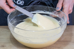 Mehl, Puddingpulver und Backpulver gut unterheben