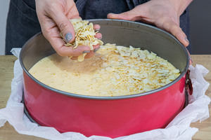 Mandelblättchen auf den teig verstreuen