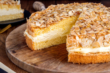 Bienenstich mit Paradiescreme