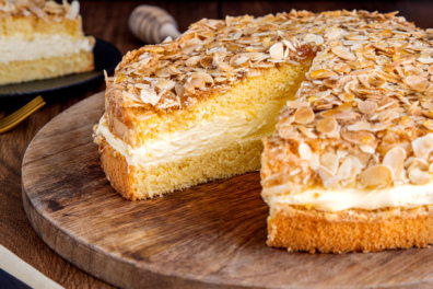 Bienenstich mit Paradiescreme