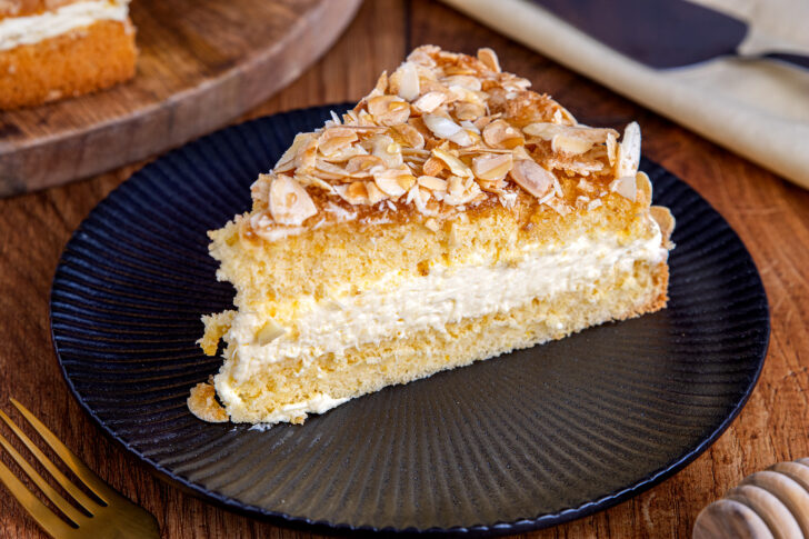 Bienenstich mit Paradiescreme