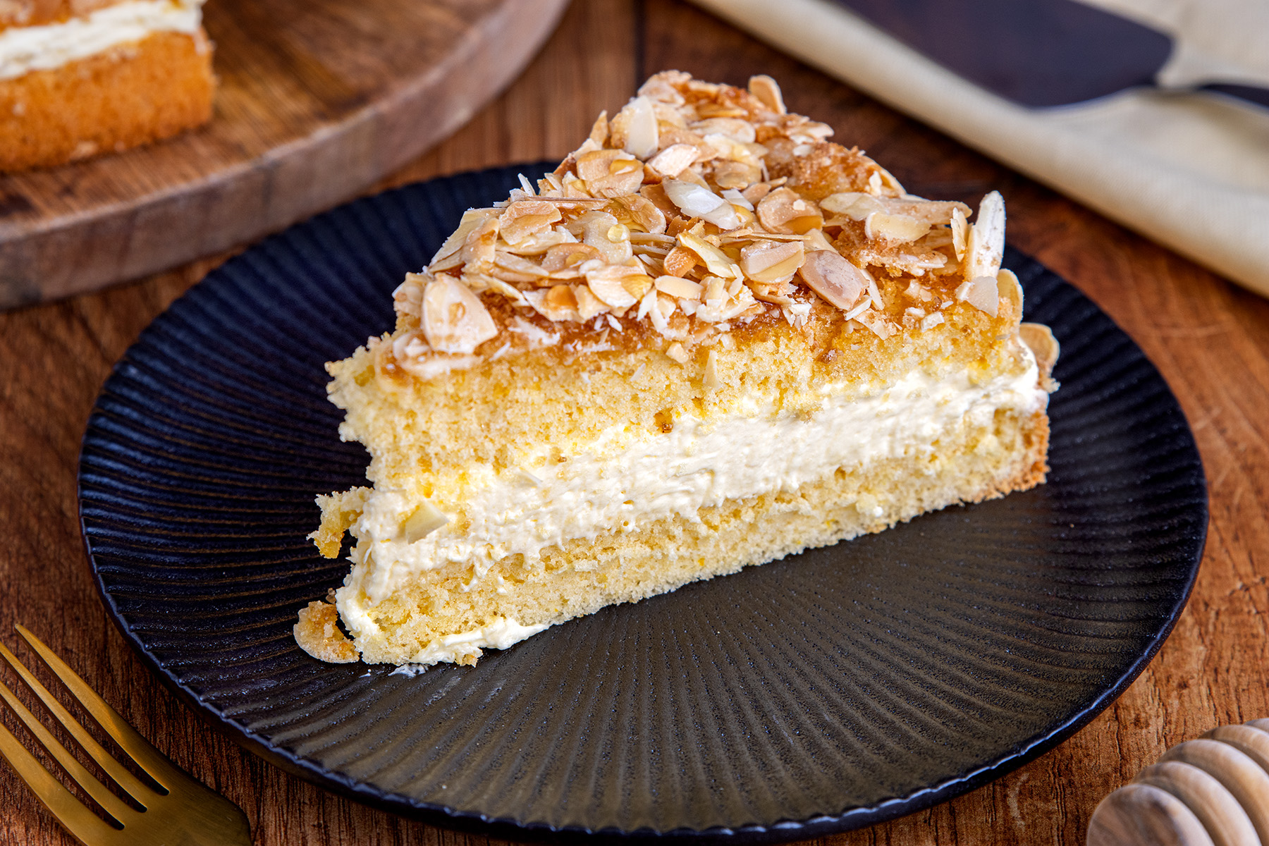 Bienenstich mit Paradiescreme