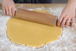 Mürbeteig für den Blaubeerkuchen ausrollen