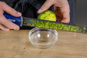 Limetten abreiben