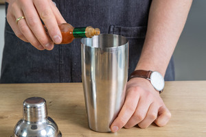 Spritzer Tabasco in Shaker geben