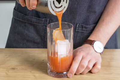 Bloody Mary in Glas füllen