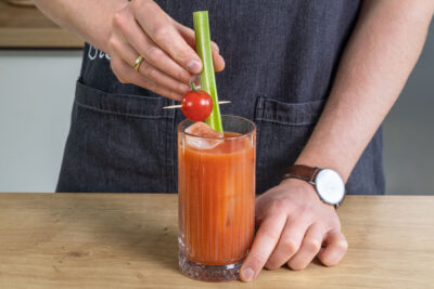 Bloody Mary Cocktail mit Sellerie dekorieren