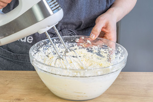Buttercreme für Fondant glatt rühren