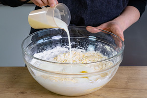 Buttermilch dazugießen