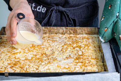 Butter-Sahne-Mischung über Buttermilchkuchen gießen