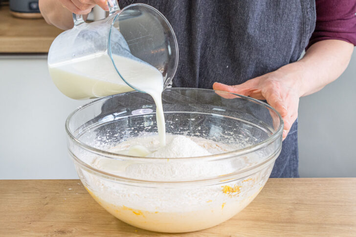 Buttermilch zum Teig geben