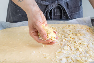 Buttermilchkuchen mit Mandeln toppen